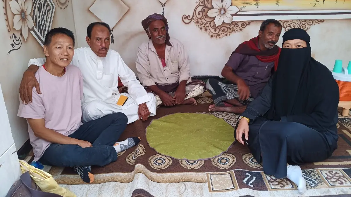 tourist sharing meal with locals showing Yemen hospitality
