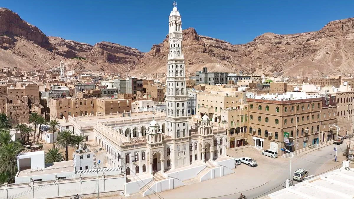 Al-Muhdhar Minaret rising above Tarim in Hadhramaut, Yemen, a historic stop on Mainland Yemen tours.